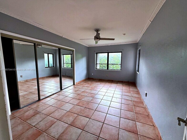 Building Photo - 1915 Country Club Prado