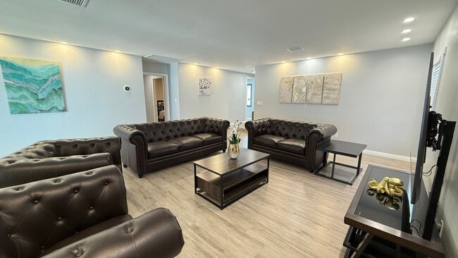 Building Photo - Furnished Ranch-Style Home in a Quiet, Pri...