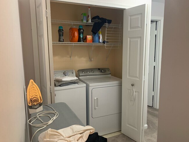 Laundry - 2816 Emma Lee St