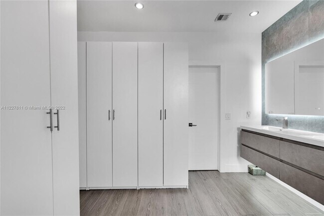Building Photo - 9179 Fontainebleau Blvd