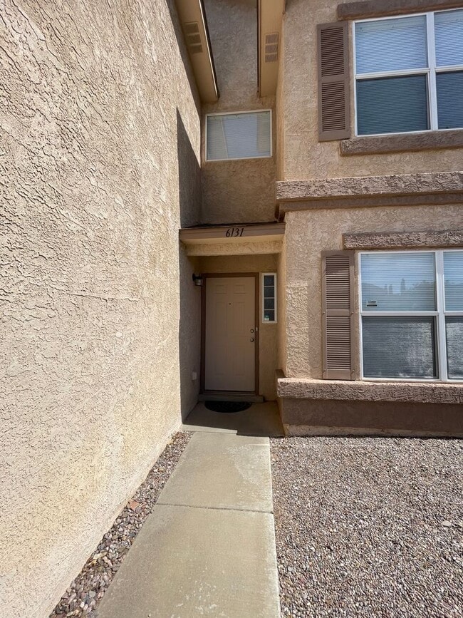 Building Photo - Spacious 5-Bedroom Home with 2 Living Areas – 2,270 Sq Ft Near Porter Dr.