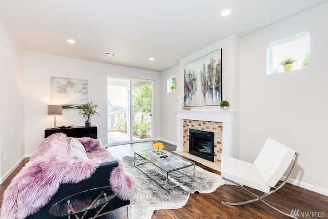 Building Photo - Newer 4 Bed 2.5 Bath with Bonus Room!!