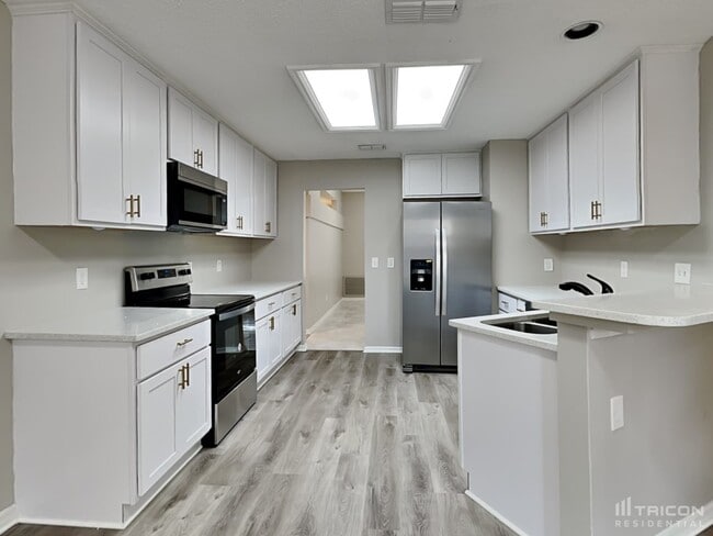 Building Photo - 8911 Country Bend Cir N