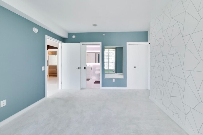 Building Photo - 425 1st St