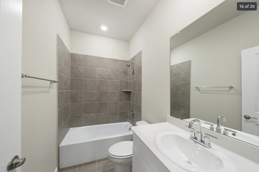 Building Photo - 609 Hemingway Ln