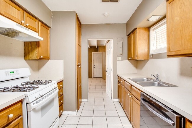 Building Photo - Pre Leasing for fall 2026! 2/2 in Tech Terrace!