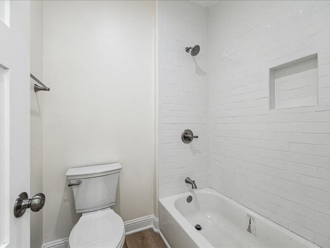 Building Photo - 915 E 37th St