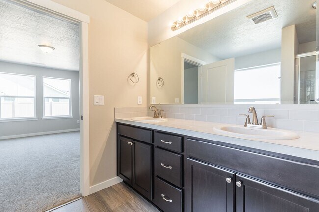 Building Photo - Perfect location for a 4 bed 2 bath with a...