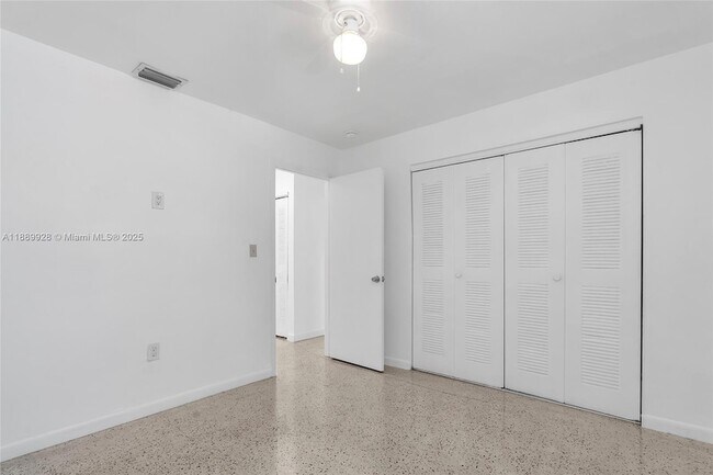 Building Photo - 559 SW 10th St
