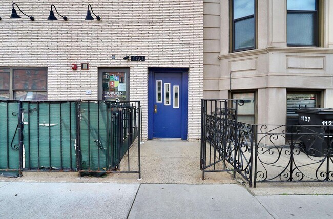 Building Photo - 1131 Washington St