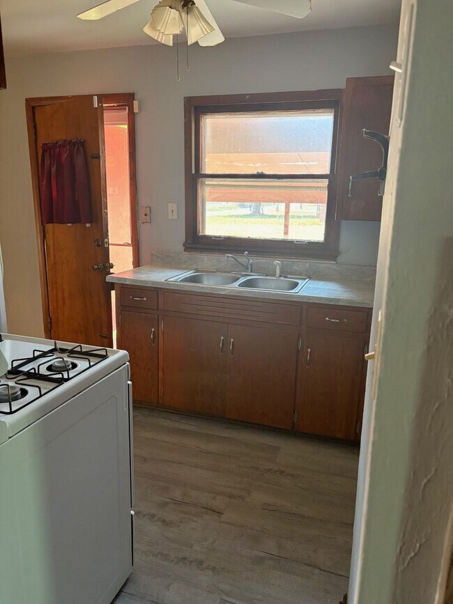 Building Photo - 3 Bedrooms and 1 Bathroom