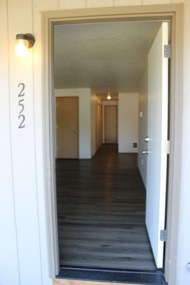 Building Photo - 252 NE Palomar Ct