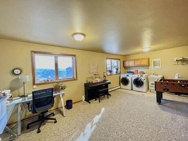 Building Photo - Large 3 bedroom home with gorgeous views i...