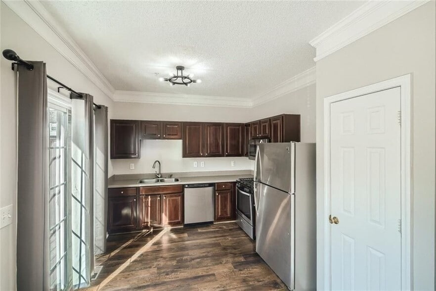 Building Photo - 707 Breeze Ln