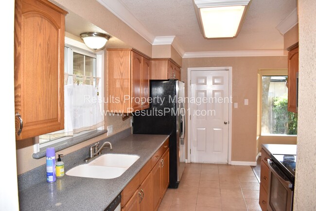 Building Photo - Adorable 4 bedroom in Citrus Heights! Comi...