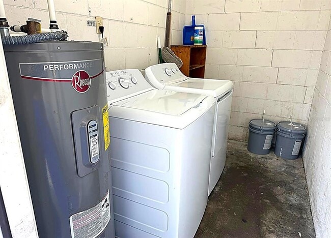 Building Photo - 2709 Sunbury St