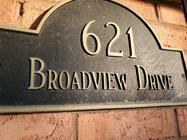 House plate - 621 Broadview Dr