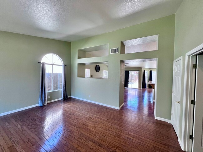 Building Photo - 654 Winery Ct
