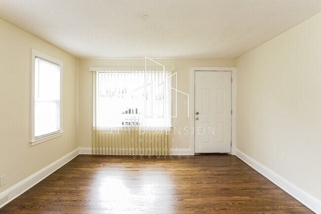 Building Photo - Charming 3 Bed Home with Spacious Layout i...