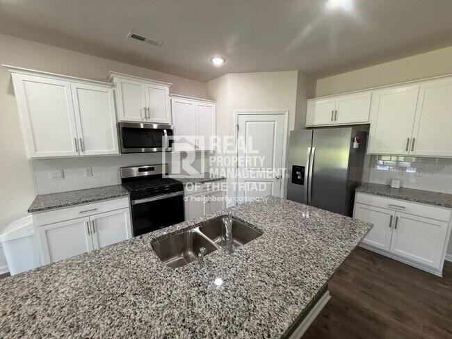 Building Photo - 4 Bedroom/3 Bath 2 Story House in Greensboro