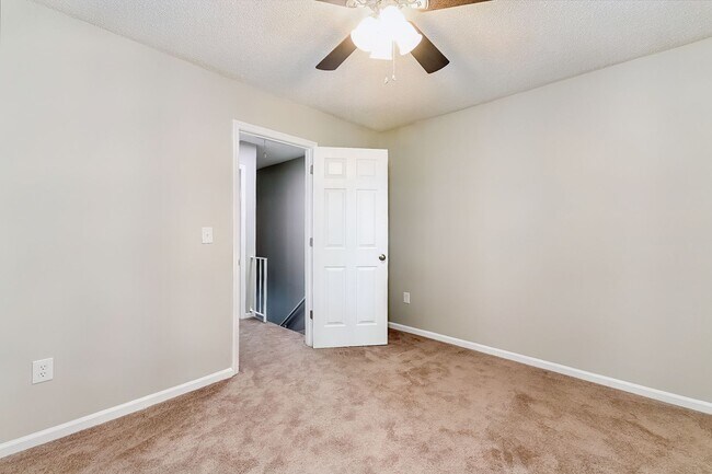 Building Photo - Renovated ~ 2 bedroom / 1.5 Townhome in We...