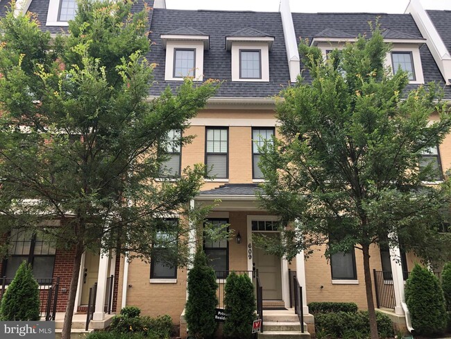 Building Photo - 609 Lancaster St NE