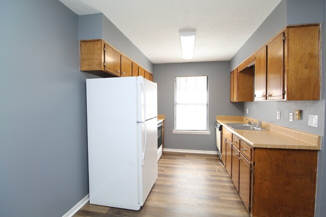 Building Photo - **Updated 2-Bedroom, 2-Bathroom Apartment ...