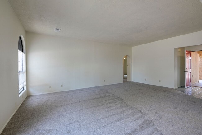 Building Photo - Amazing Three Bedroom in Heart of Rio Rancho!