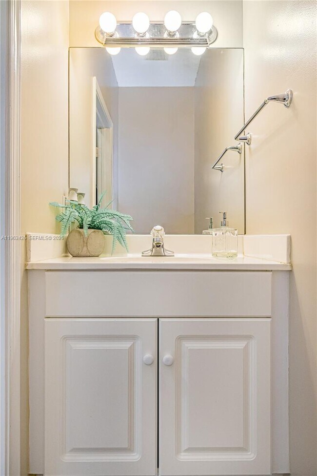 Building Photo - 1651 Hawthorne Pl