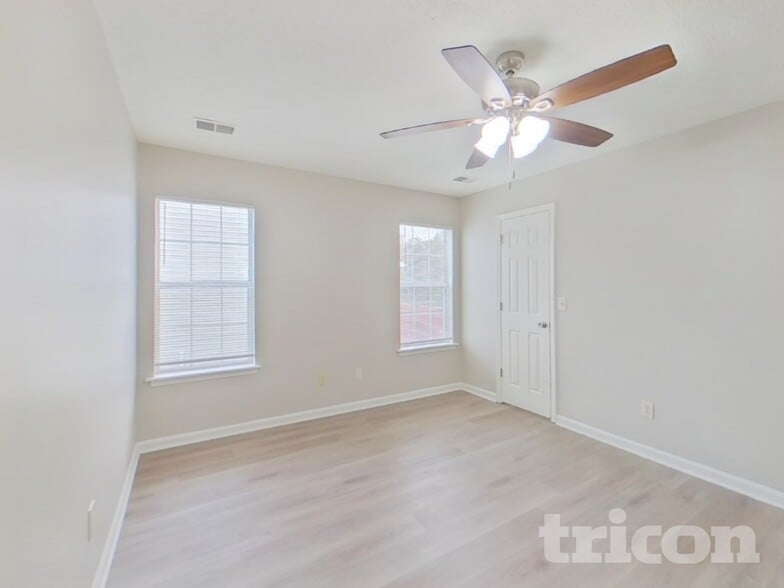 Building Photo - 121 Green Rose Rd