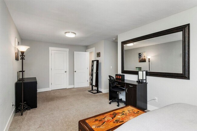 Building Photo - Beautiful 4 Bedroom Close to Everything!
