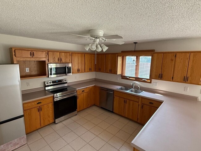 Building Photo - 3916 Fox Ridge Dr