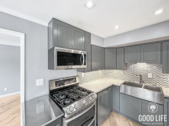 Building Photo - Beautiful 2BD/2BA W/ Reserved Parking and In-Unit Laundry in North Park!