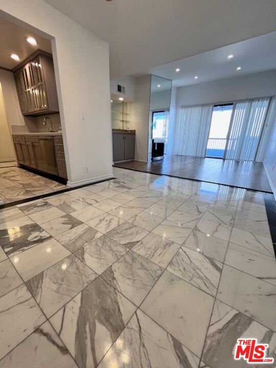 Building Photo - 906 N Doheny Dr