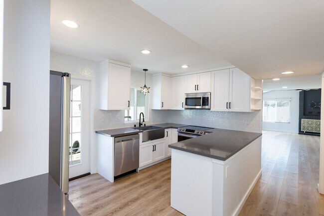 Building Photo - Charming Two Story Home!