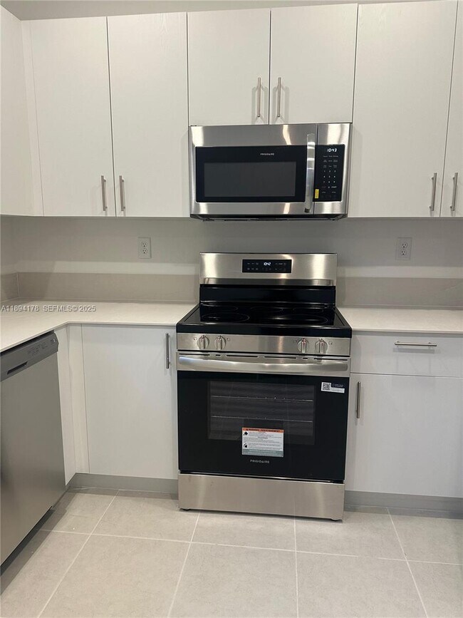 Building Photo - 2534 SE 27th Dr