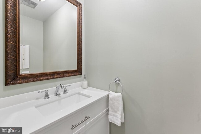 Building Photo - 9769 Lakepointe Dr