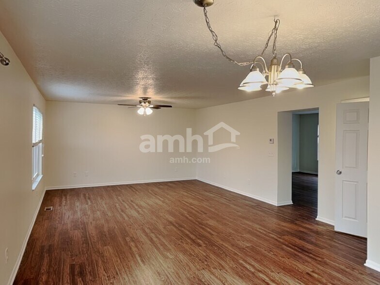 Building Photo - 912 Wallace Dr