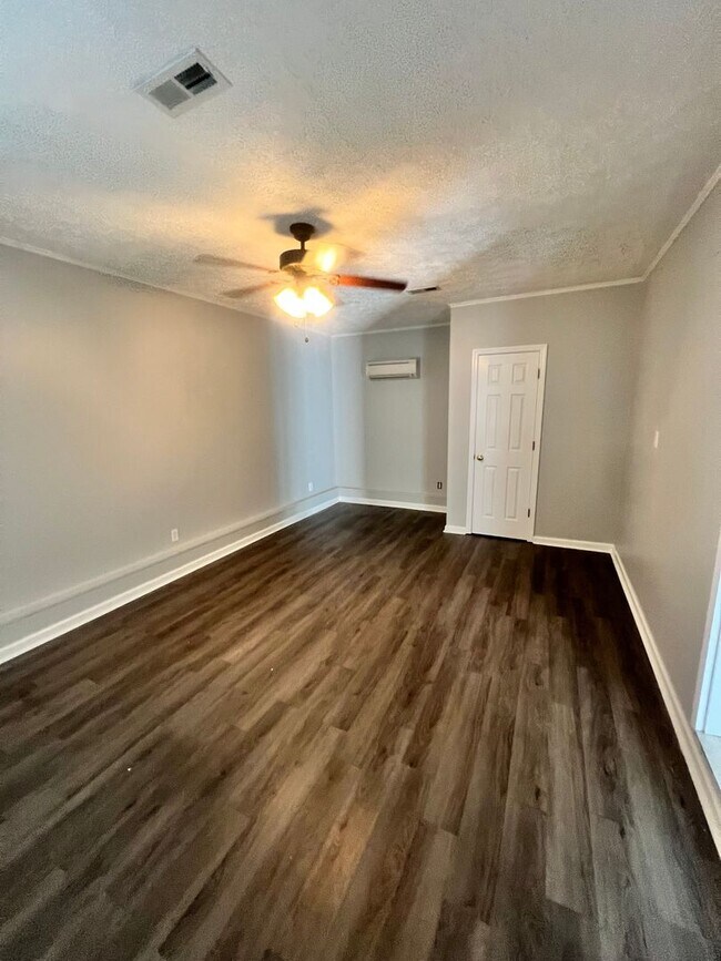 Building Photo - Sweet Living on Sweet Bay Drive - Move in Ready!