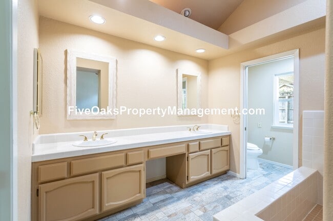 Building Photo - 103 Surbaugh Square