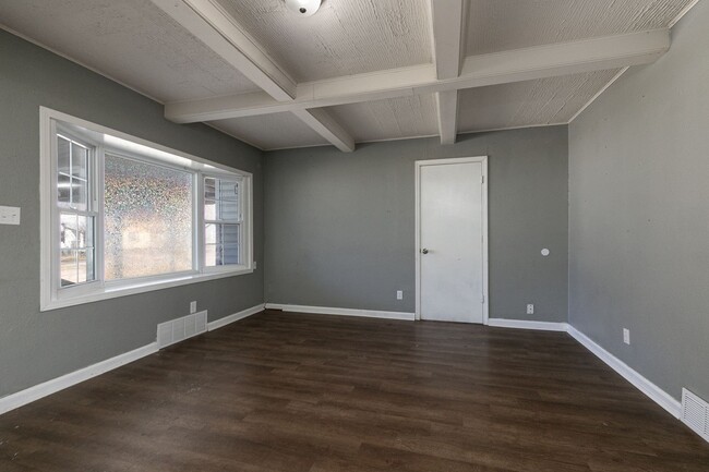 Building Photo - REMODELED 4 Bedroom | 1 Bathroom | 1400 sq...