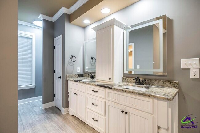 Building Photo - 107 Grand View Ave