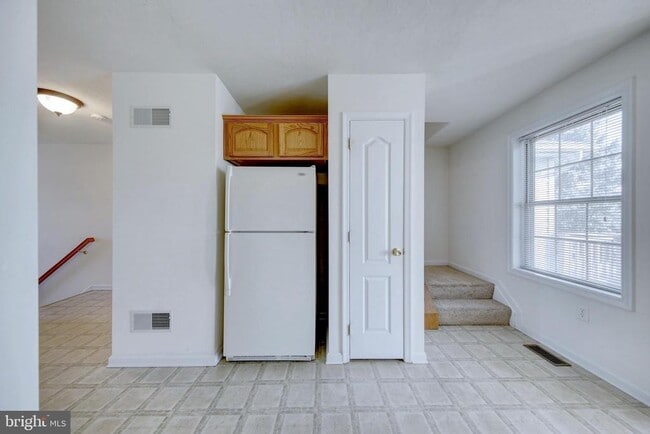 Building Photo - 689 E Walnut St