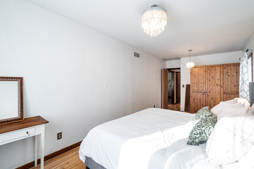 Building Photo - 535 W Montclaire Ave