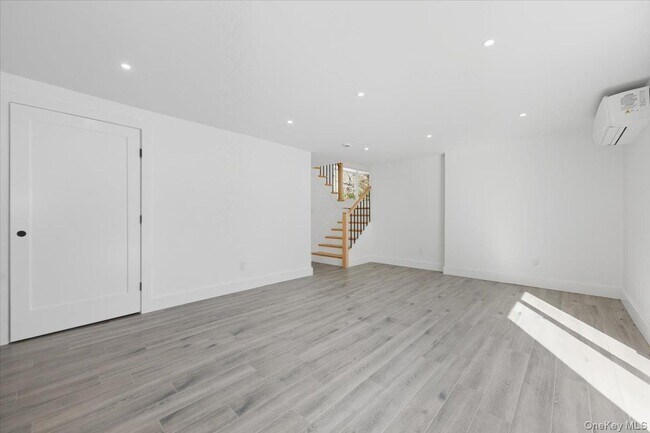 Building Photo - 559 Linda Ln