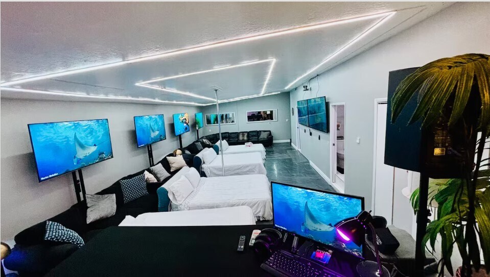 Event room from DJ stage (soundproof) - 3160 Belcastro St