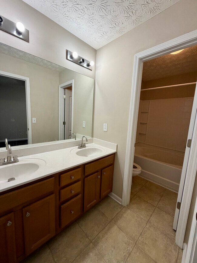 Building Photo - 6296 Ellenwood Dr