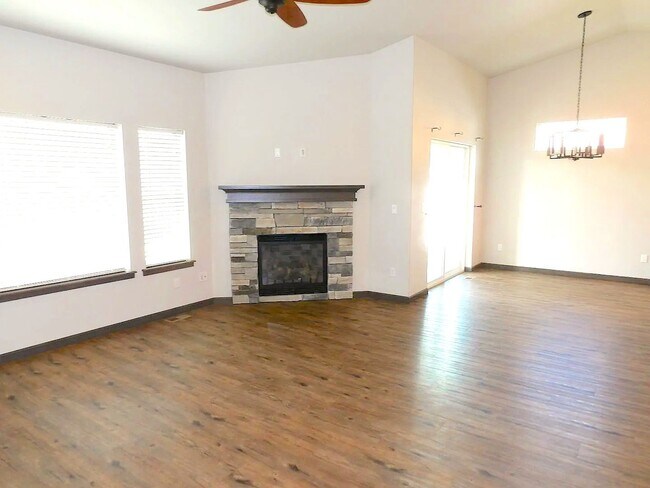 Building Photo - Great Post Falls Location!