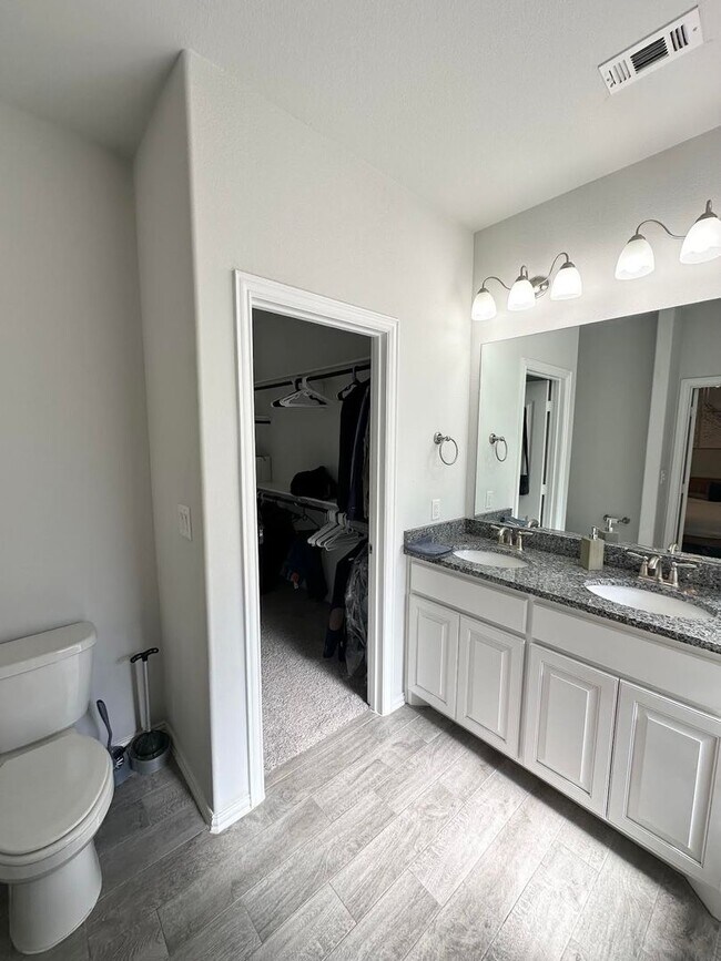 Building Photo - 4 Bed 2 Bath For Rent