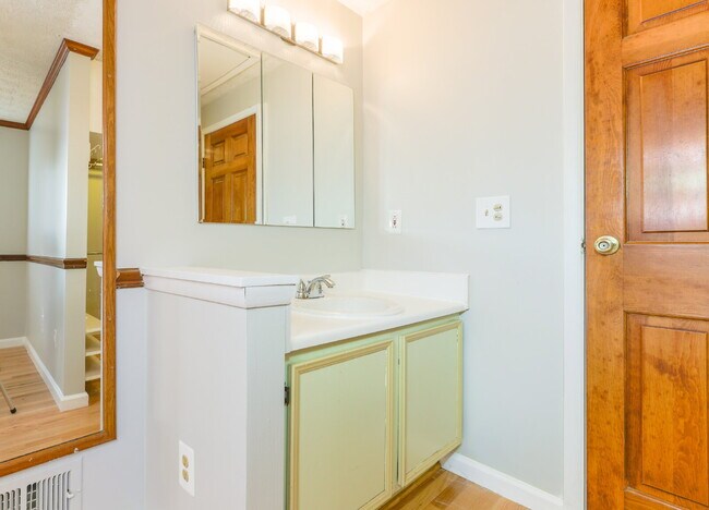 Building Photo - Bright and Spacious Townhome Living Near Reston